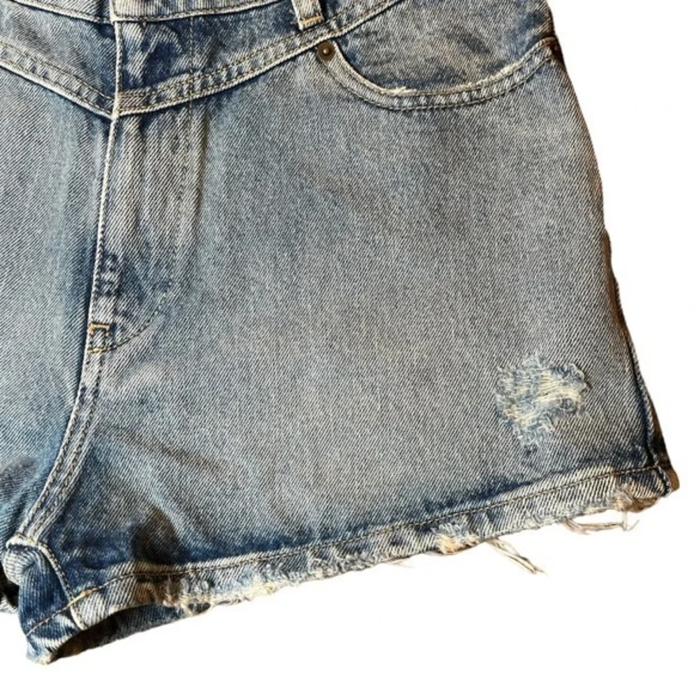Retrofête‎ Shorts Blue Mid Rise Med Wash Distressed Accents Slit Pockets Size 26